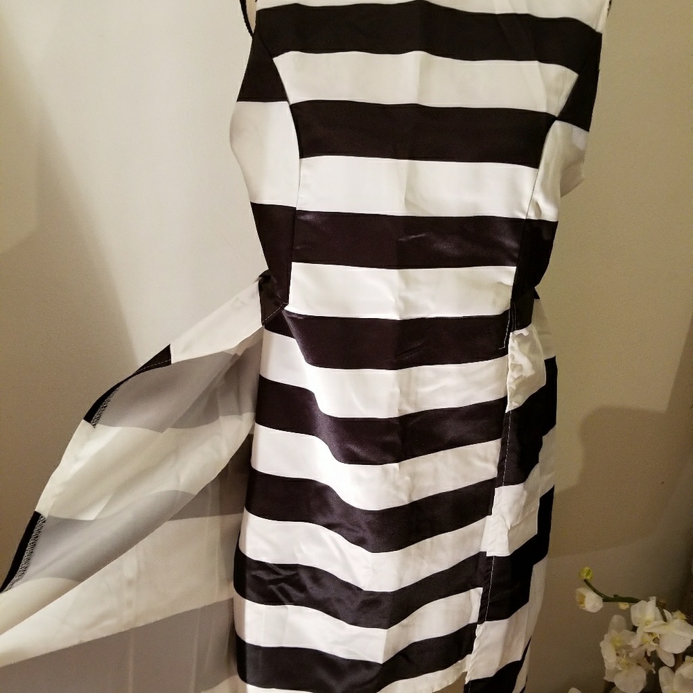 Dress - Picture 2 of 6